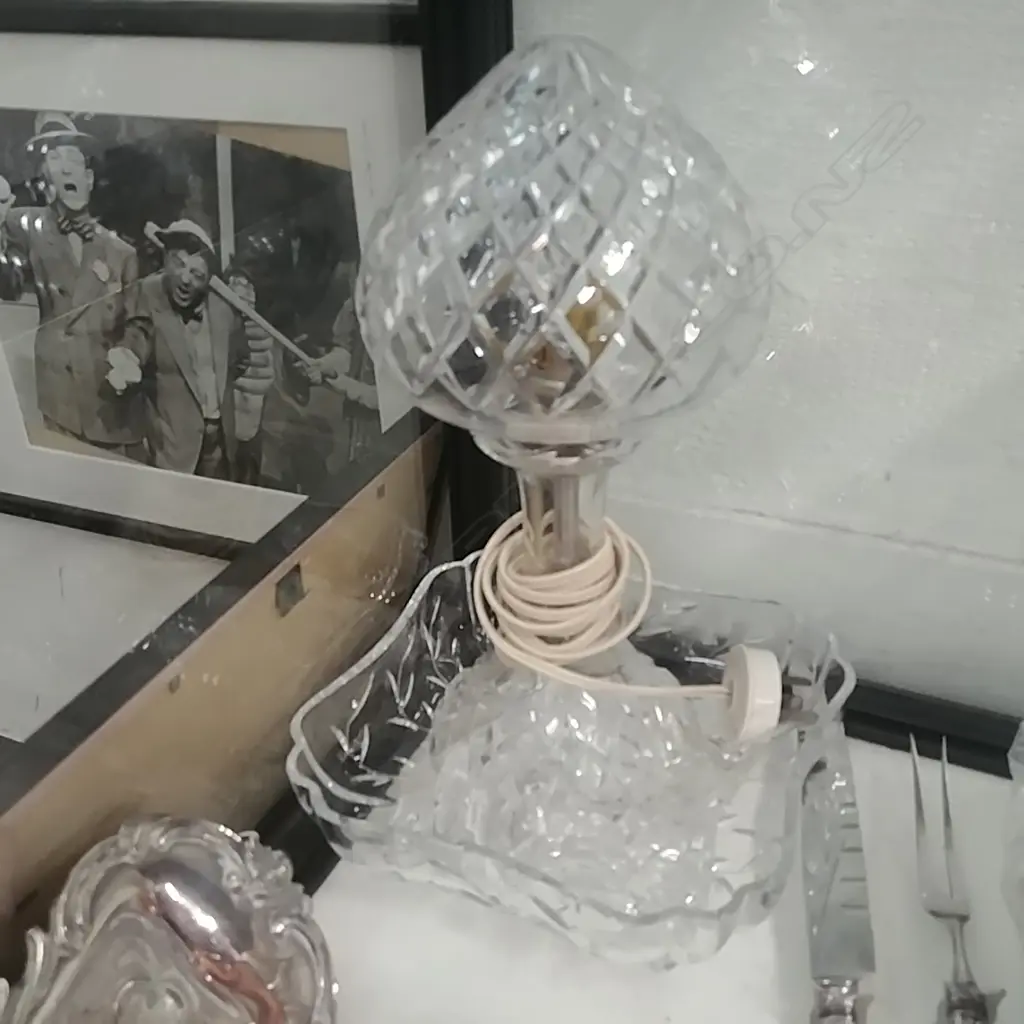 3 CRYSTAL ITEMS PLATE, VASE, LAMP Image 1++
