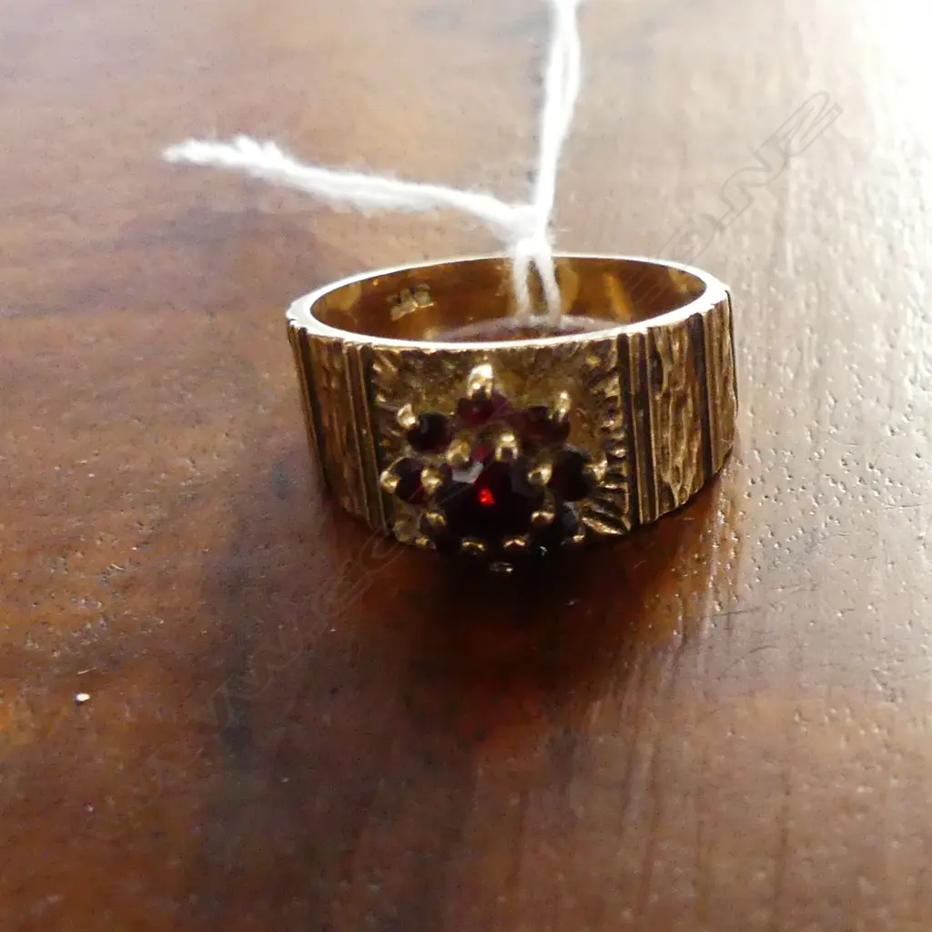 9CT GOLD AND GARNET RING Image 1++