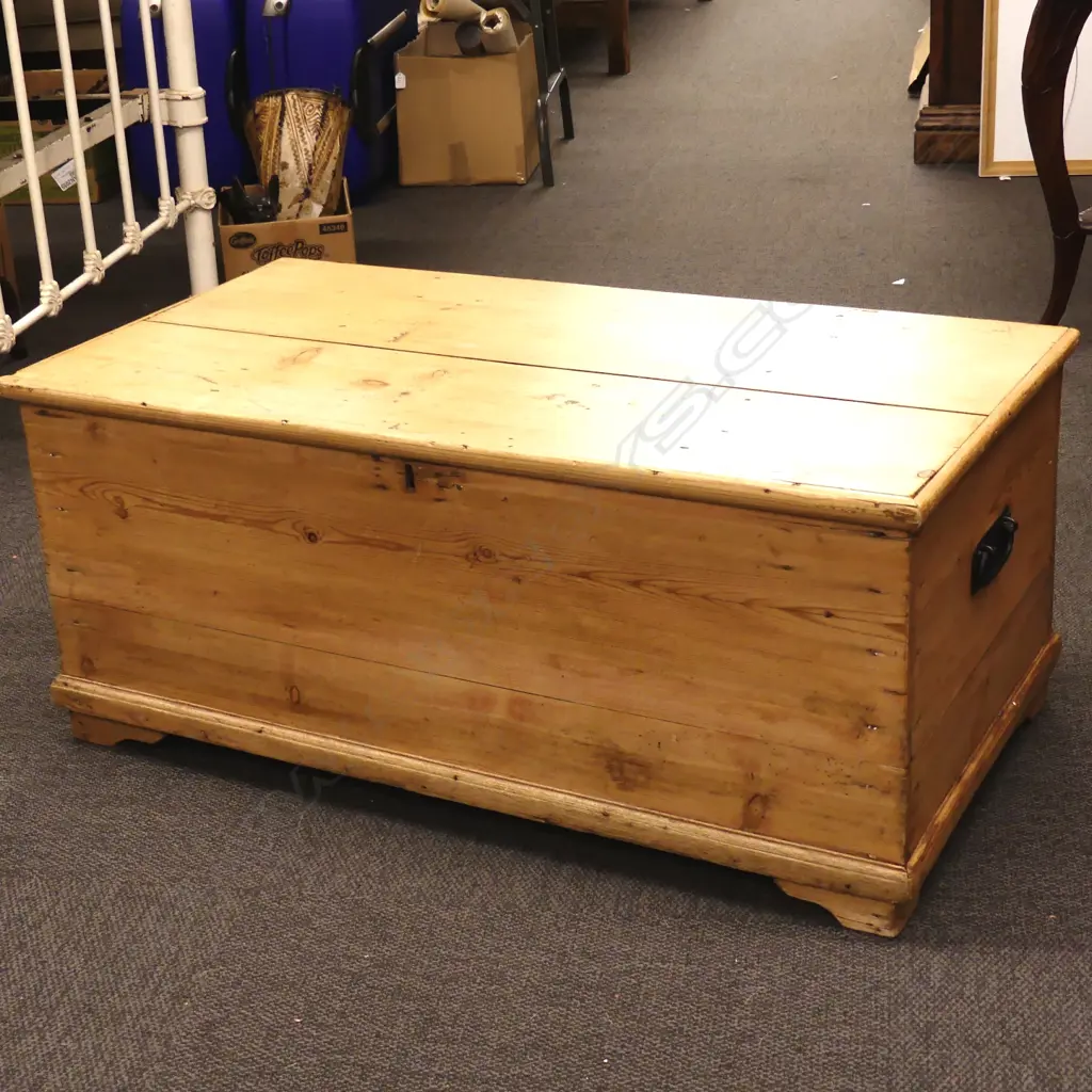 19THC PINE HOPE CHEST 100 X 50 X 44CM Image 1++