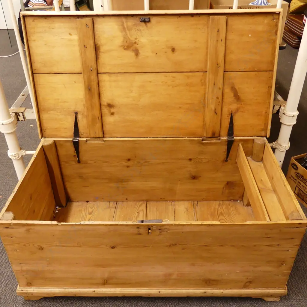19THC PINE HOPE CHEST 100 X 50 X 44CM Image 1++