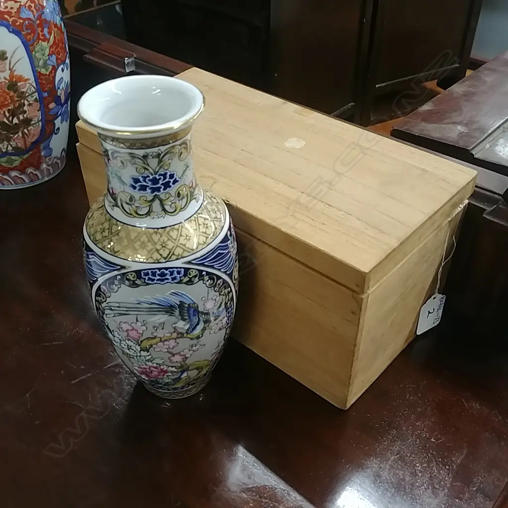 JAPANESE VASE IN BOX  Image 1++