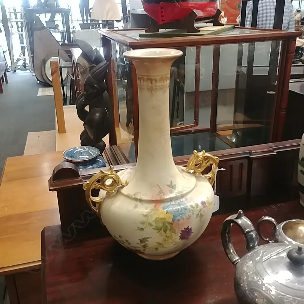 HAND PAINTED CONTINENTAL VASE  Image 1++