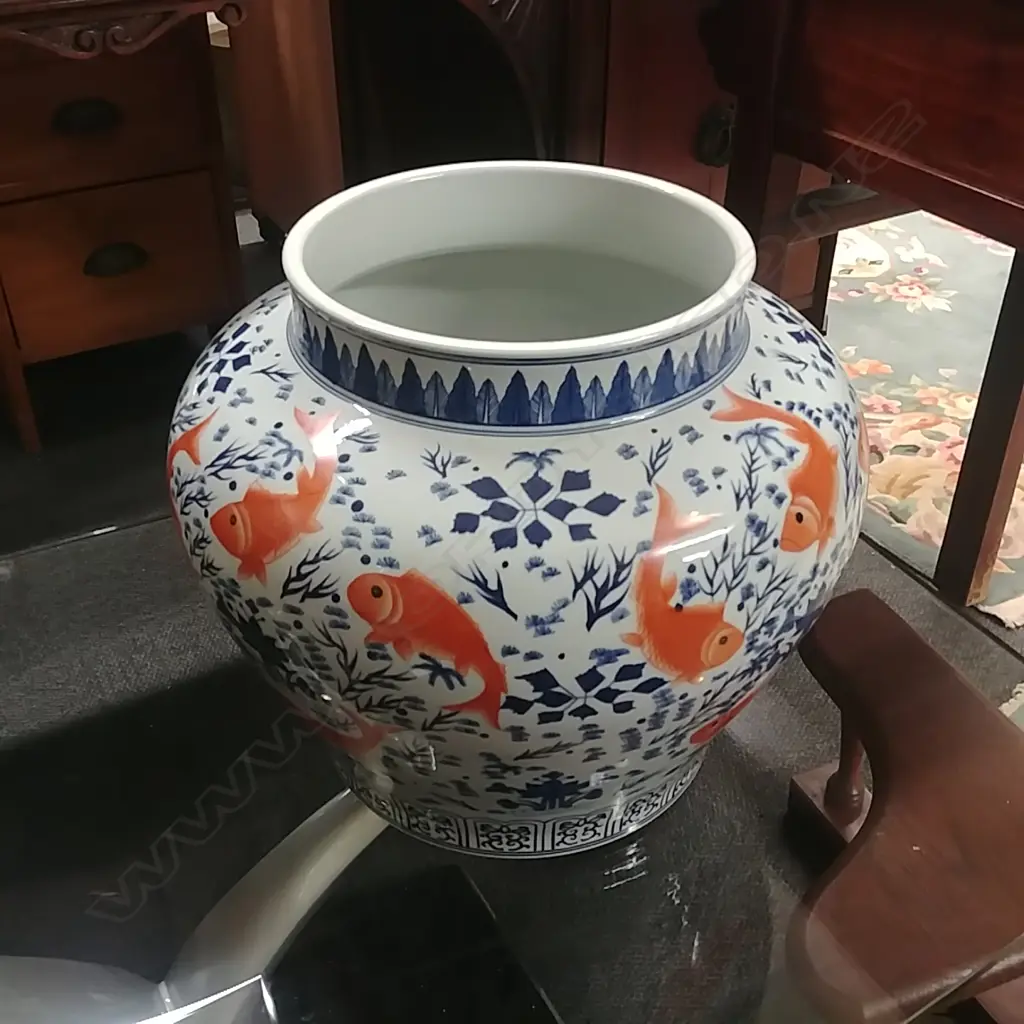 CHINESE FISH VASE Image 1++