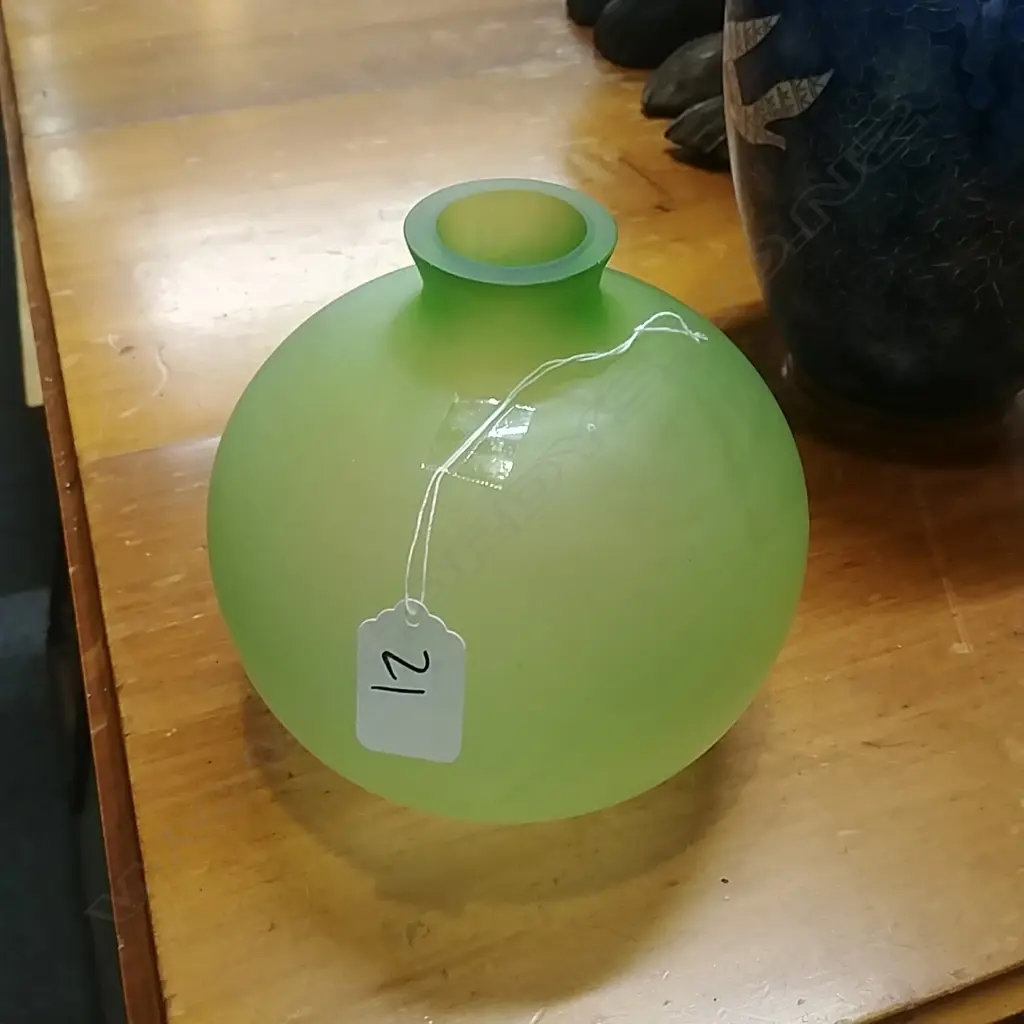 GREEN ART GLASS VASE Image 1++