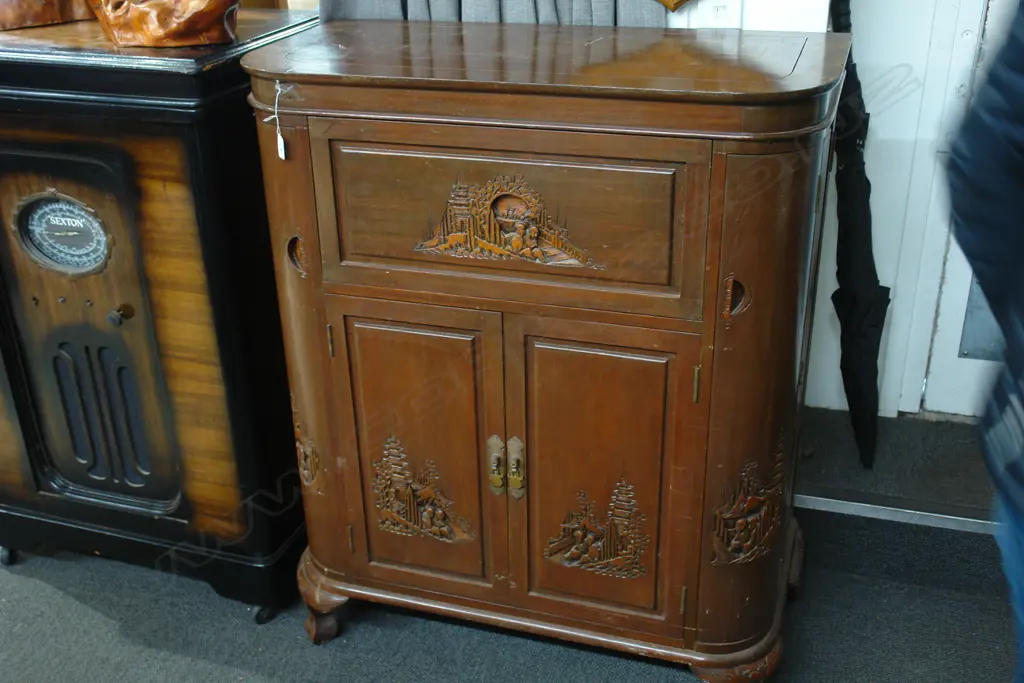 ORIENTAL CARVED COCKTAIL CABINET Image 1++