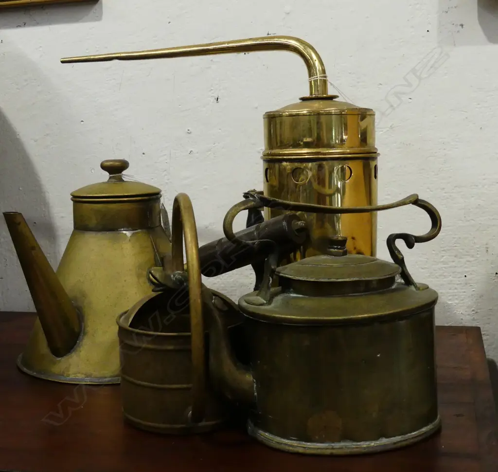 4 BRASS ITEMS - KETTLES POTS ETC Image 1++