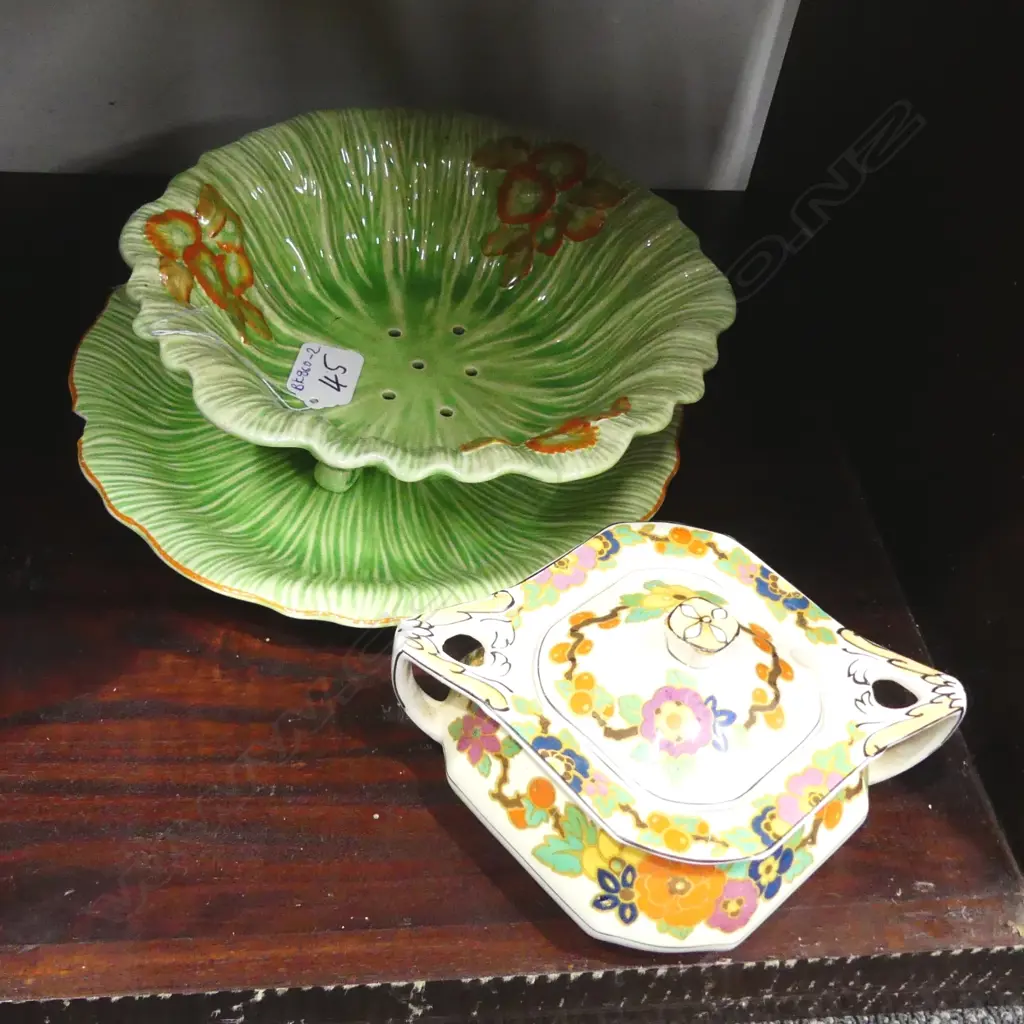 2 CARLTONWARE DISHES & 1 OTHER Image 1++