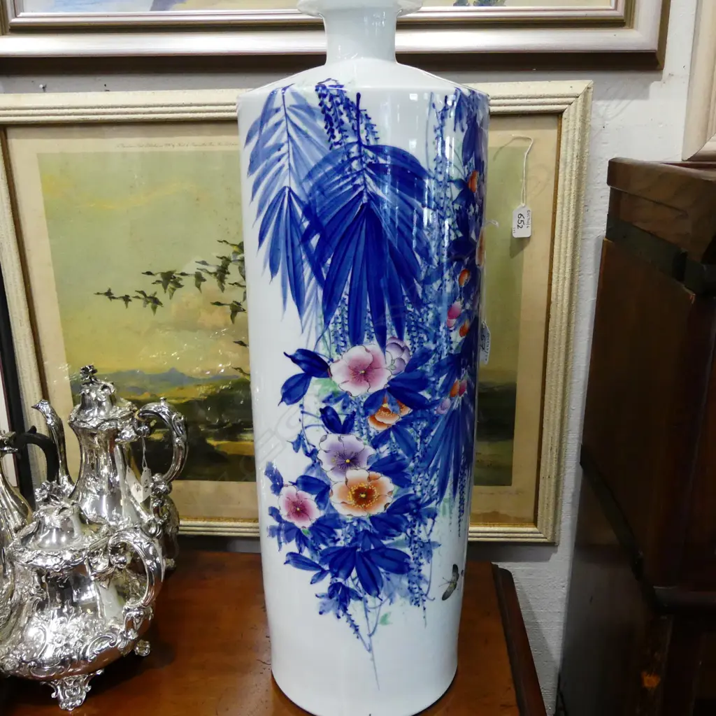TALL CHINESE VASE Image 1++