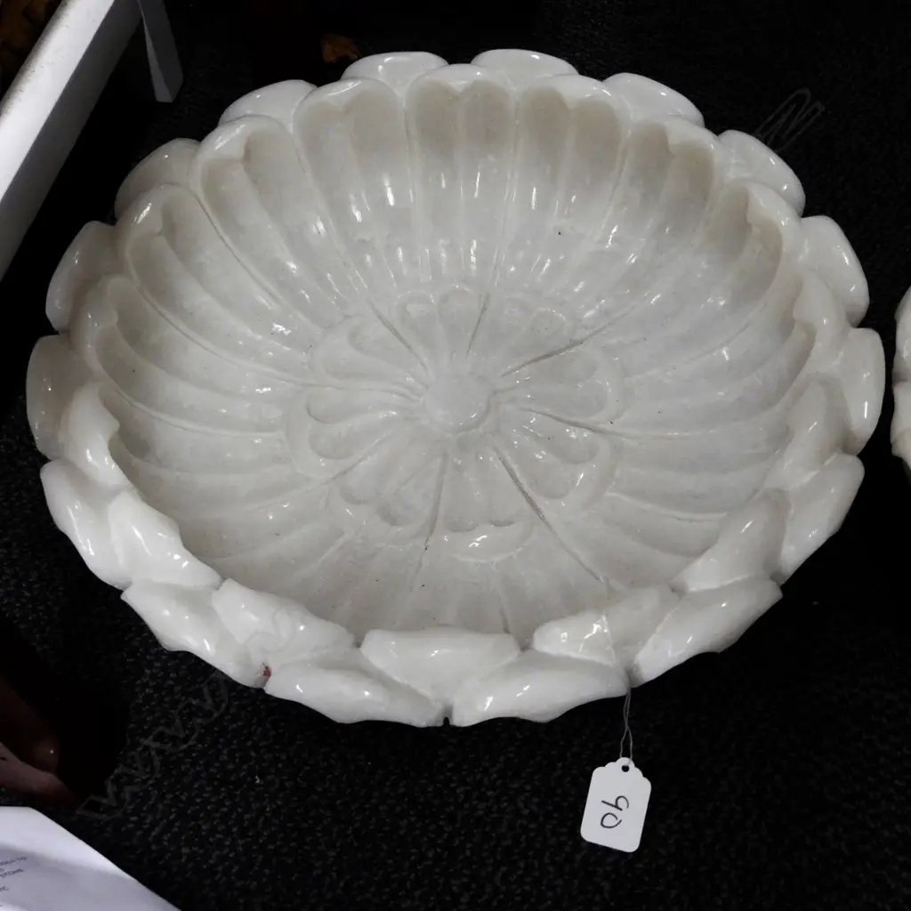 WHITE MARBLE FLOWER HEAD DISH Image 1++