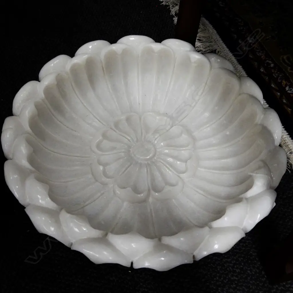 WHITE MARBLE FLOWER HEAD DISH Image 1++