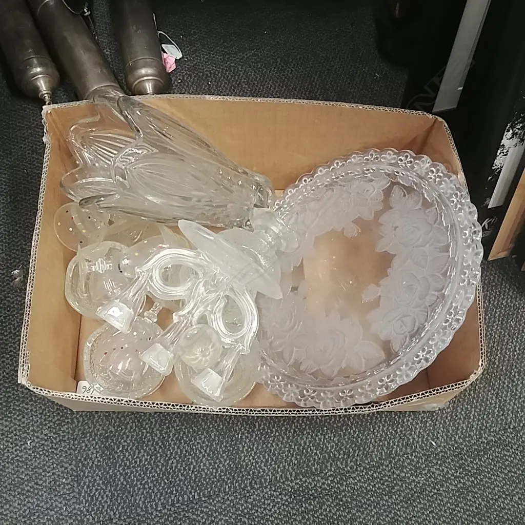 BOX OF GLASS VASE,SML BOWLS ETC Image 1++