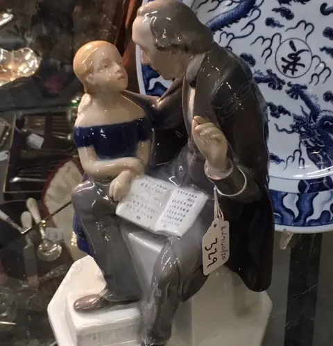 B&G FIGURE GROUP MAN WITH GIRL Image 1++