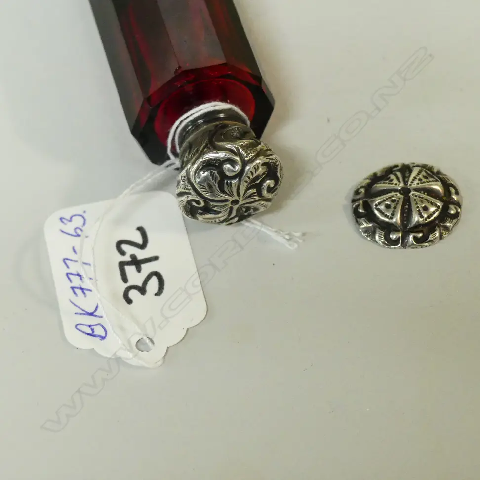 (16347) VICT. CRANBERRY GLASS & SILVER DBLE ENDED SCENT BOTTLE Image 1++