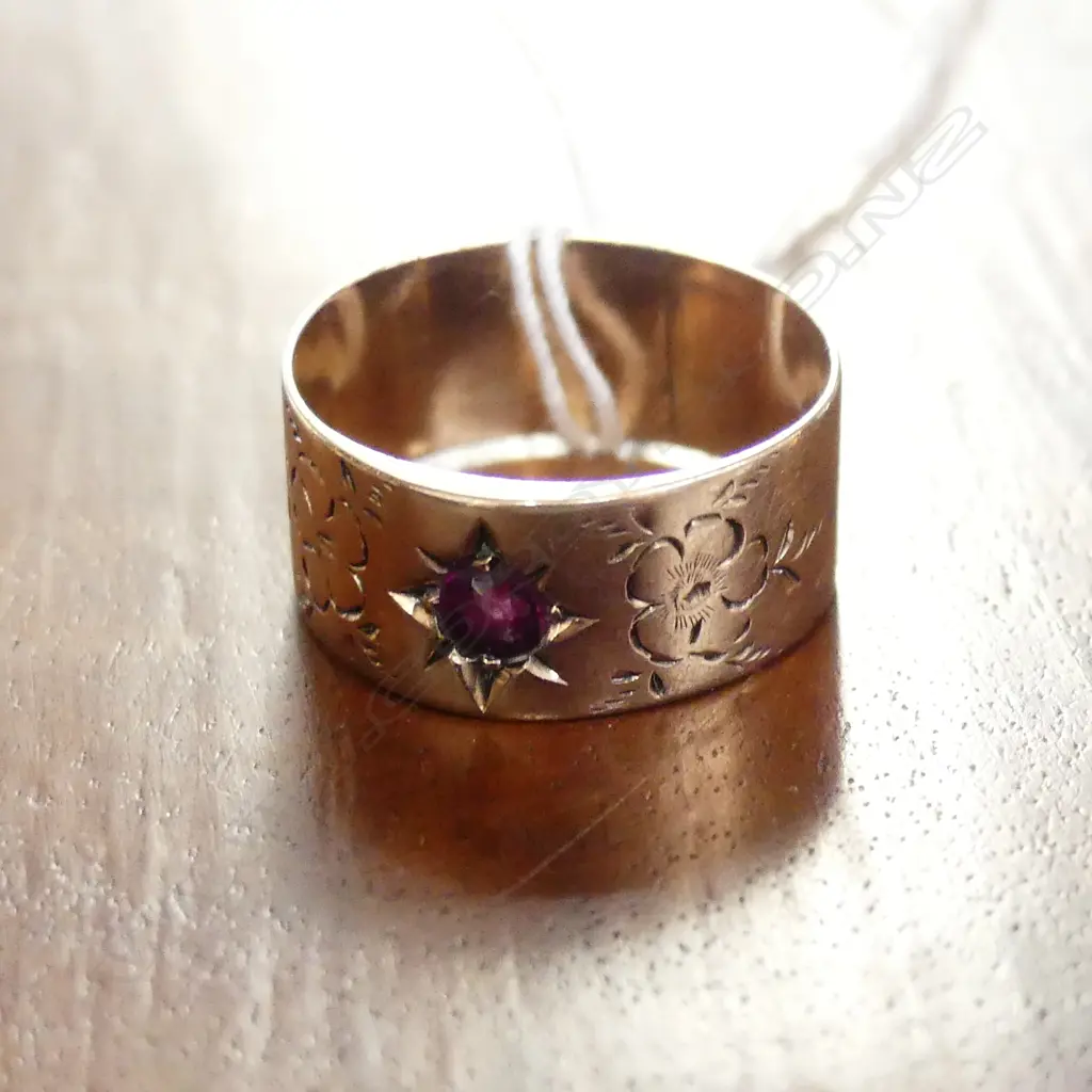 1920'S 9CT GOLD & GARNET BAND RING Image 1++