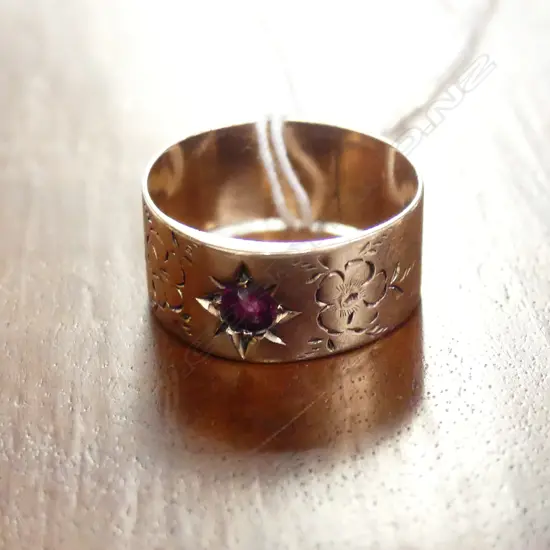 1920'S 9CT GOLD & GARNET BAND RING