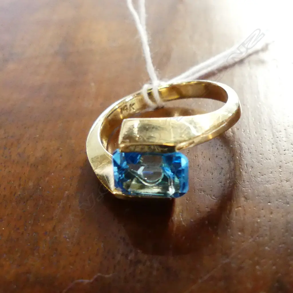 14CT GOLD AND BLUE TOPAZ RING Image 1++