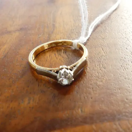 18CT GOLD ANd DIAMOND RING