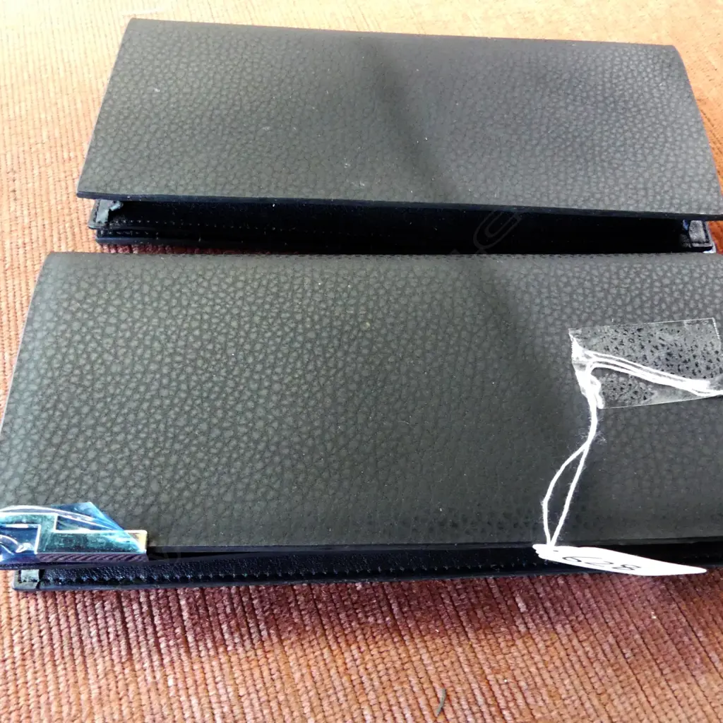 2 X LEATHER WALLETS  Image 1++