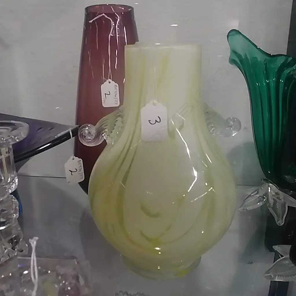 VICTORIAN YELLOW GLASS VASE  Image 1++