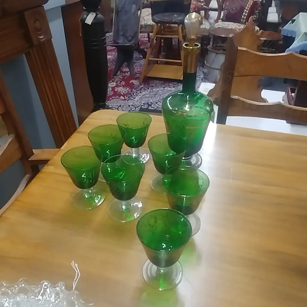 GREEN GLASS DECANTER & 7 GLASSES Image 1++