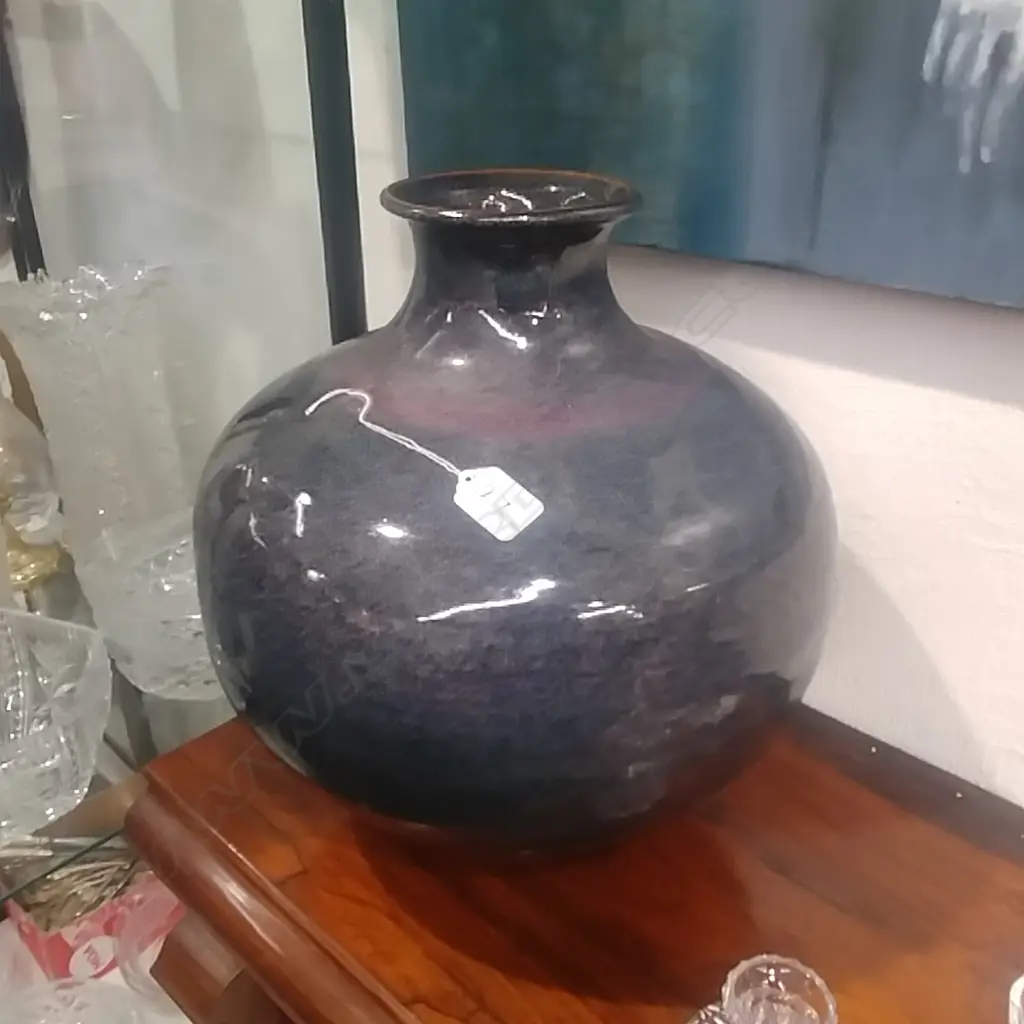 LARGE POTTERY VASE Image 1++
