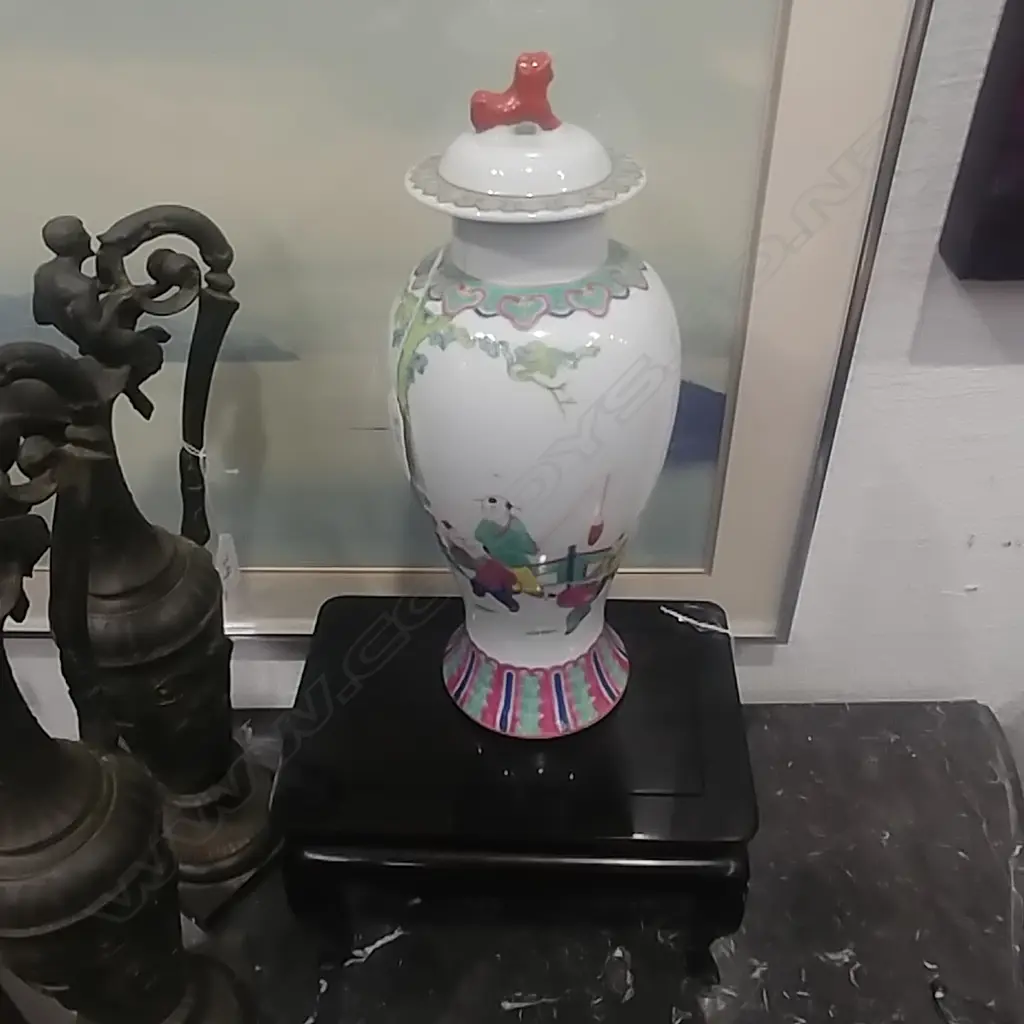 FAMILLE ROSE VASE ON STAND  Image 1++