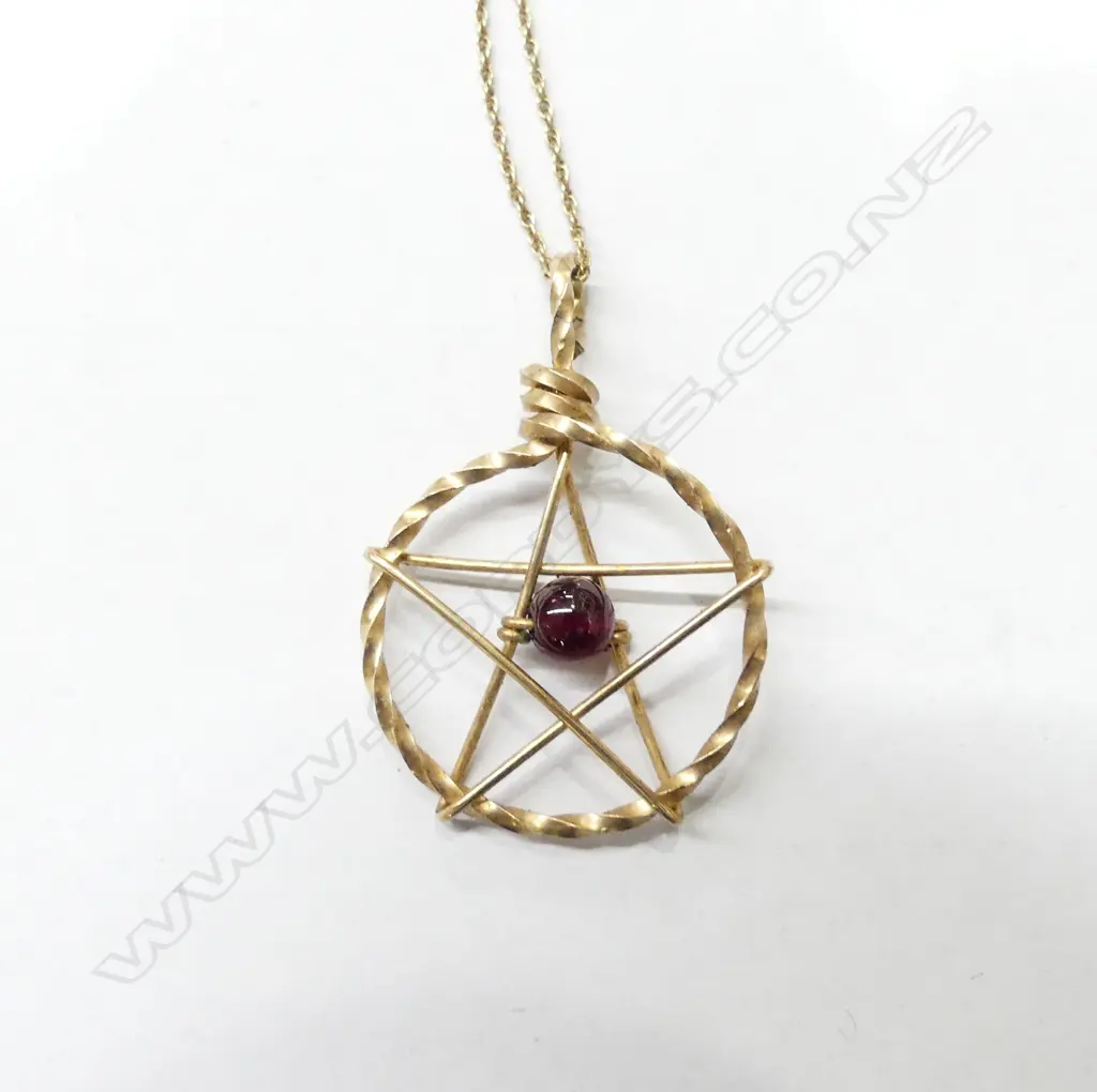 14CT STAR PENDANT ON CHAIN 3GMS Image 1++