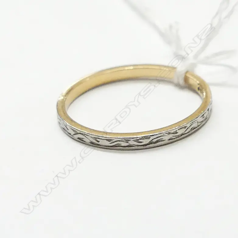 18CT YELLOW AND WHITE GOLD BAND 1.66gm Image 1++