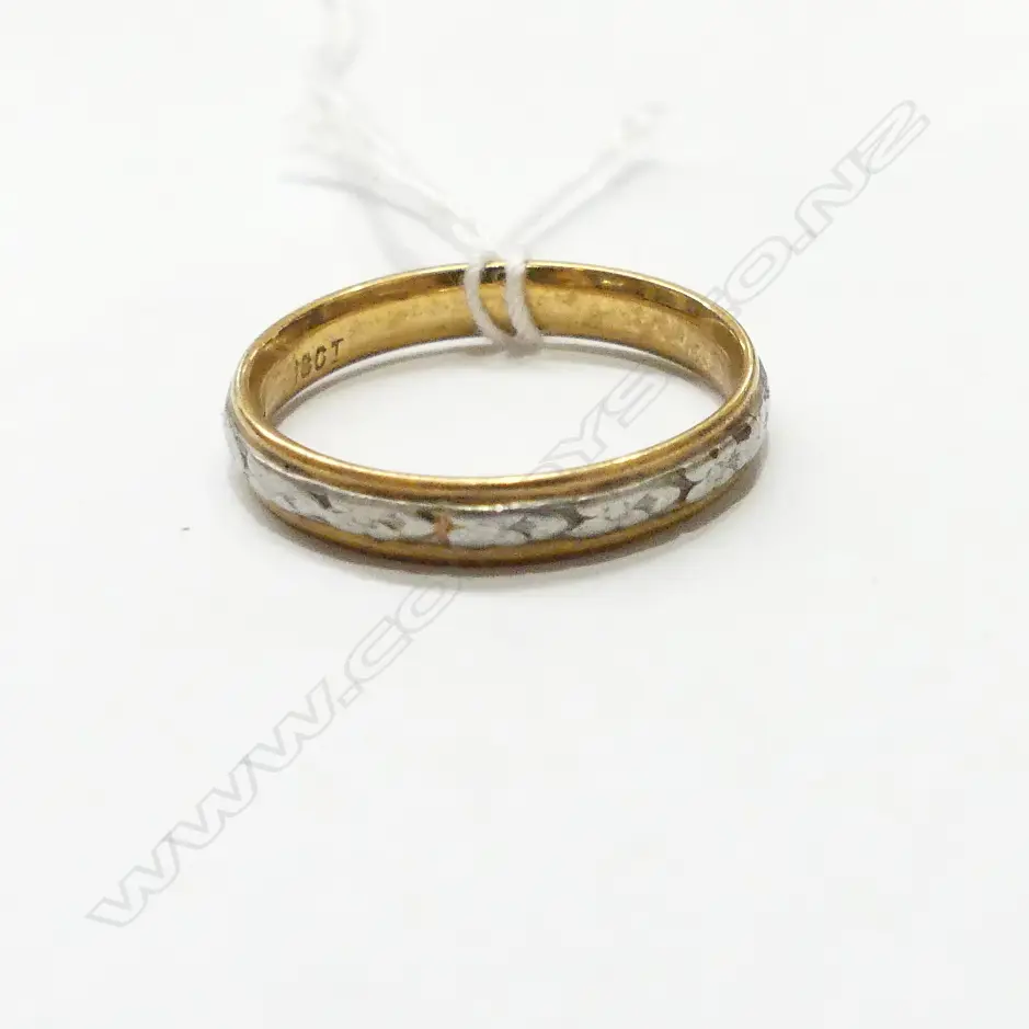 18CT YELLOW AND WHITE GOLD BAND 3.04gm Image 1++