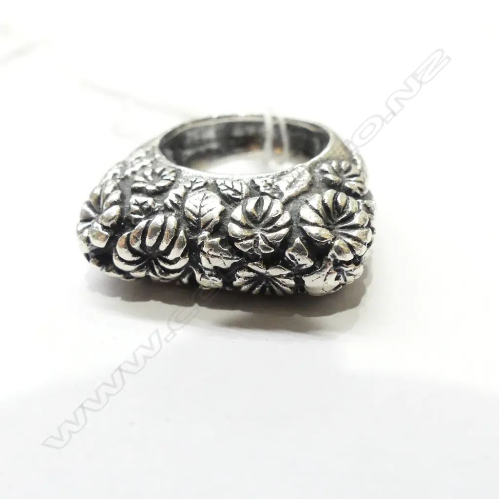 SILVER FLORAL EMBOSSED RING Image 1++