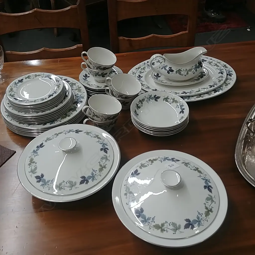 ROYAL DOULTON 44PC DINNER SERVICE Image 1++
