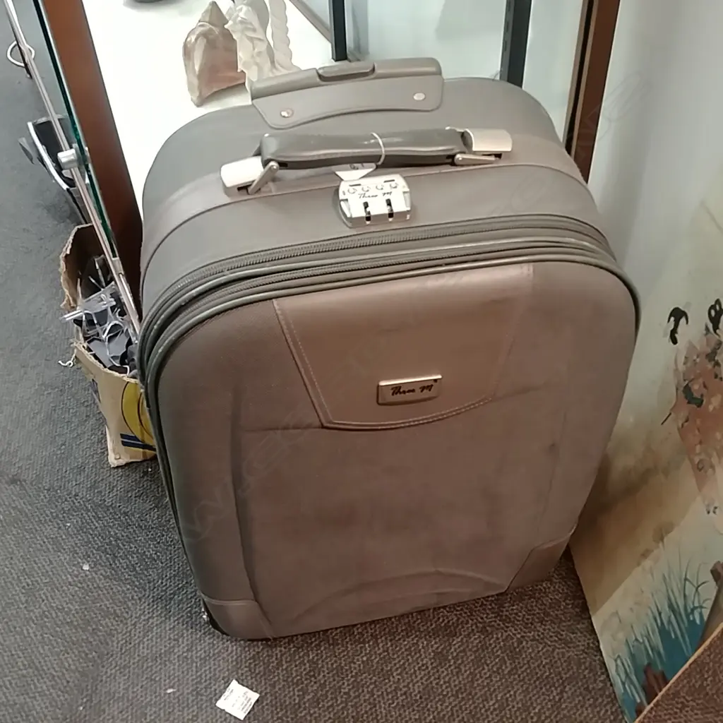 3M SUITCASE Image 1++