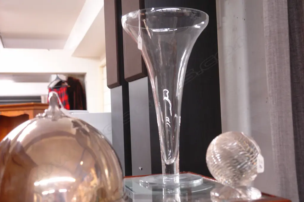 TALL CRYSTAL VASE Image 1++