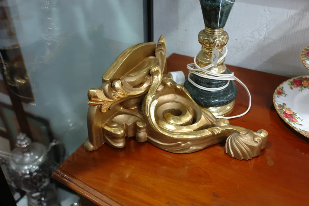 GILT WOOD BRACKET Image 1++
