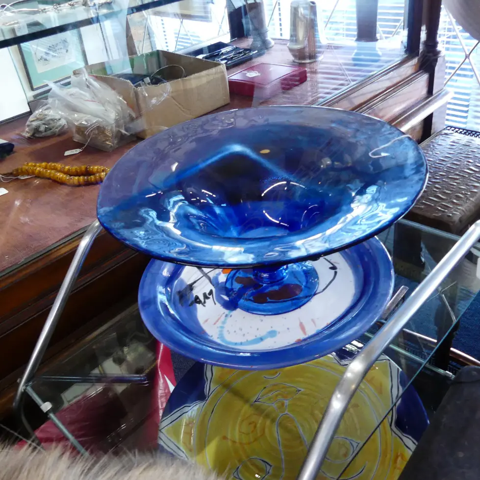 2 POTTERY PLATTERS & GLASS FRUIT BOWL Image 1++