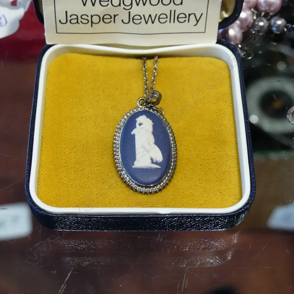 W/WOOD CHAIN + PENDANT BOXED Image 1++