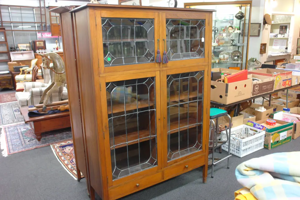 ARTS & CRAFTS LEADLIGHT DISPLAY CABINET Image 1++