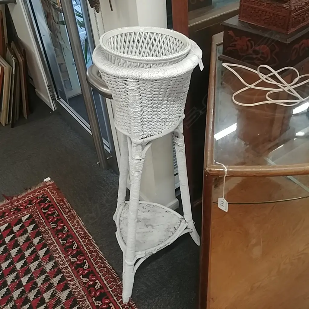 WHITE PAINTED SEAGRASS WOVEN PLANTSTAND  Image 1++