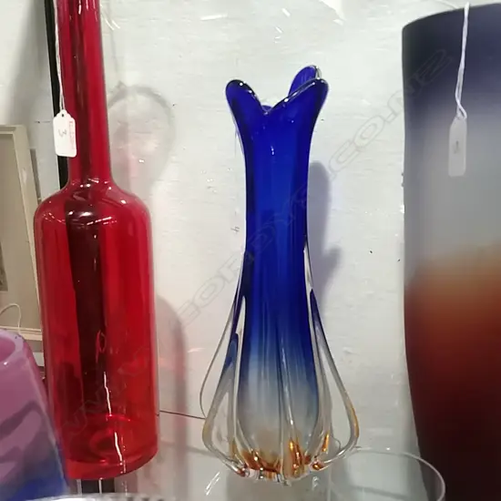 ART GLASS VASE