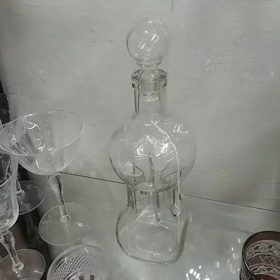 GLASS DECANTER WITH 4 COLUMS