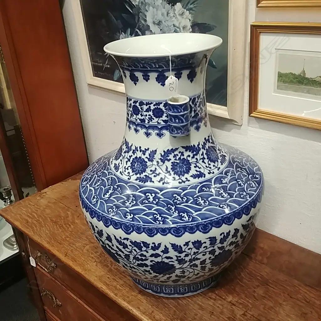 CHINESE LARGE B/W VASE Image 1++