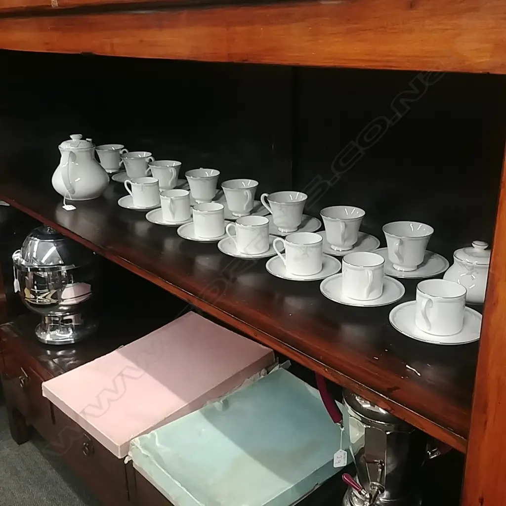 ROYAL DOULTON CARNATION TEA AND COFFEE SET Image 1++