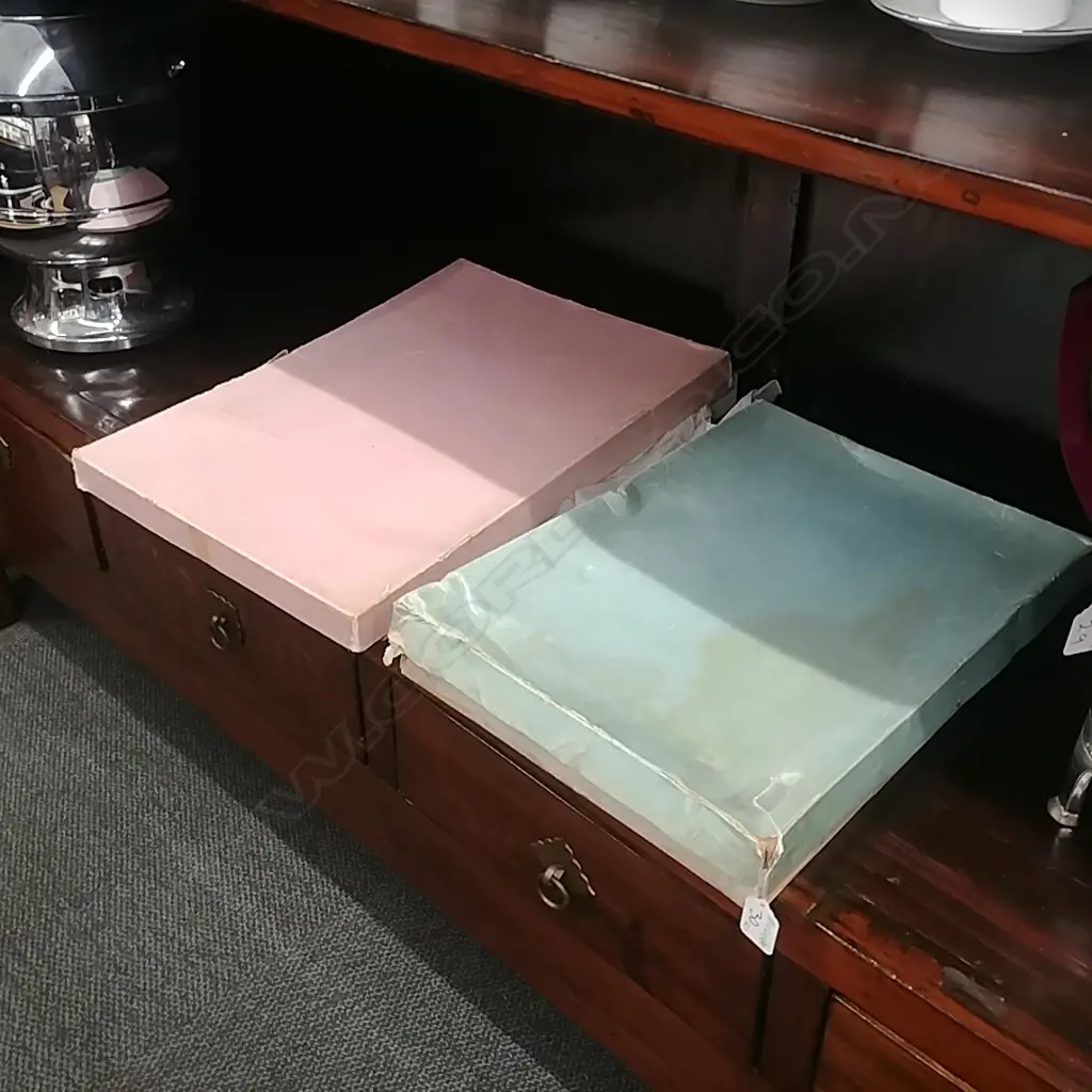 2 BOXES OF TABLE LINEN Image 1++