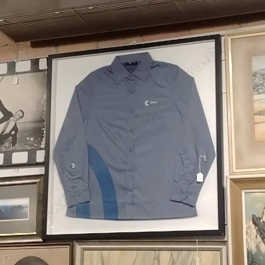 FRAMED SHIRT SIGNED BY WILLIAM SHATNER FROM STAR TREK Image 1++