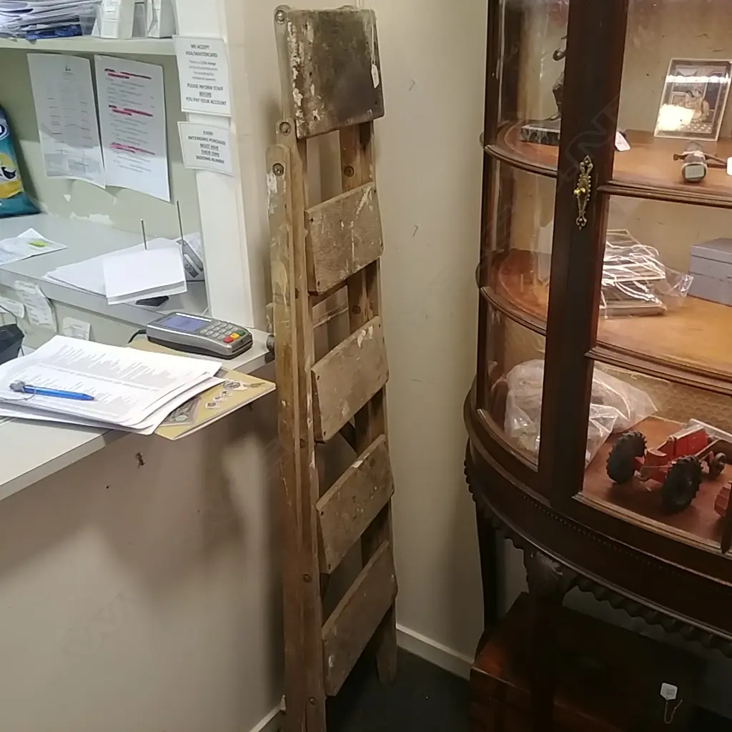 VINTAGE WOODERN PAINTERS LADDER Image 1++