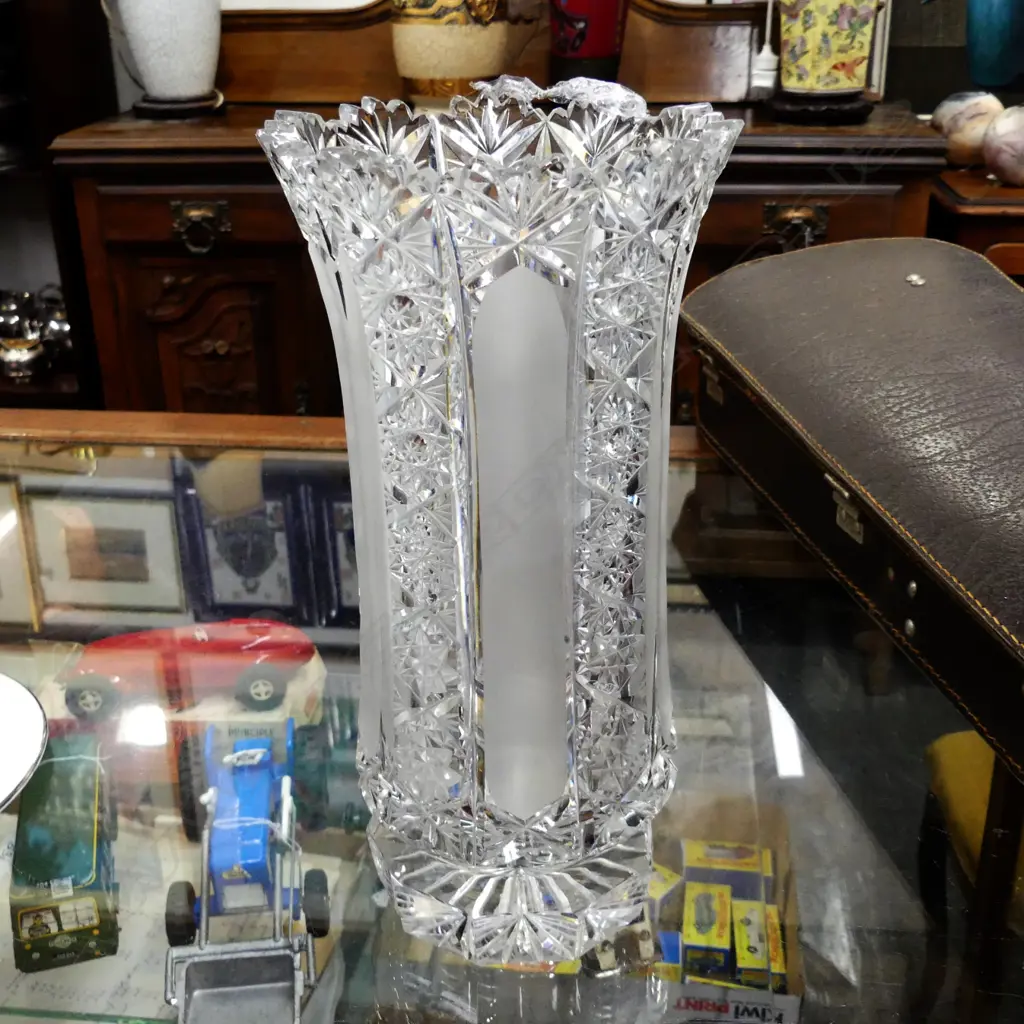 LARGE CUT GLASS VASE  Image 1++
