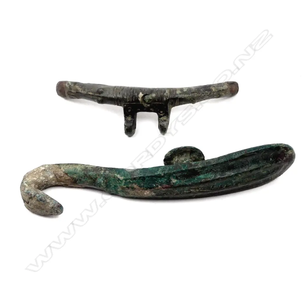 An Anglo-Saxon moulded metal purse catch Image 1++