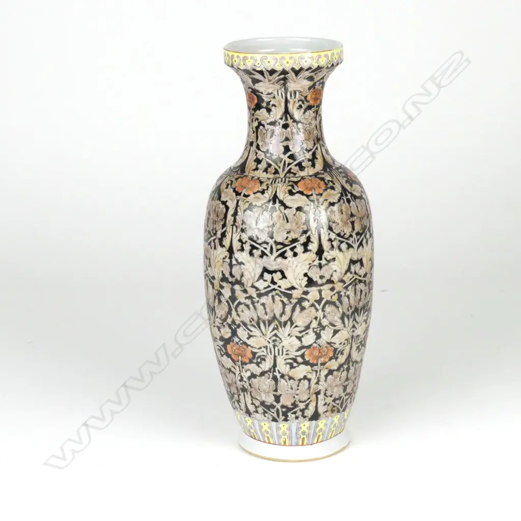 A Chinese porcelain vase Image 1++