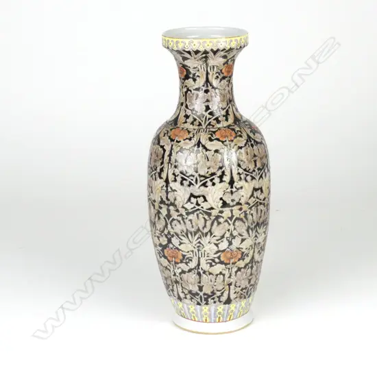 A Chinese porcelain vase