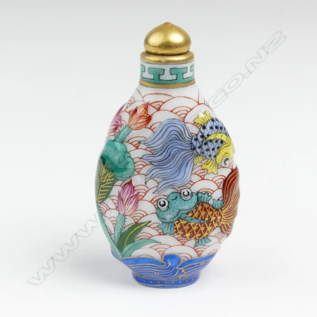 A Chinese polychrome enamel goldfish decorated snuff bottle Image 1++